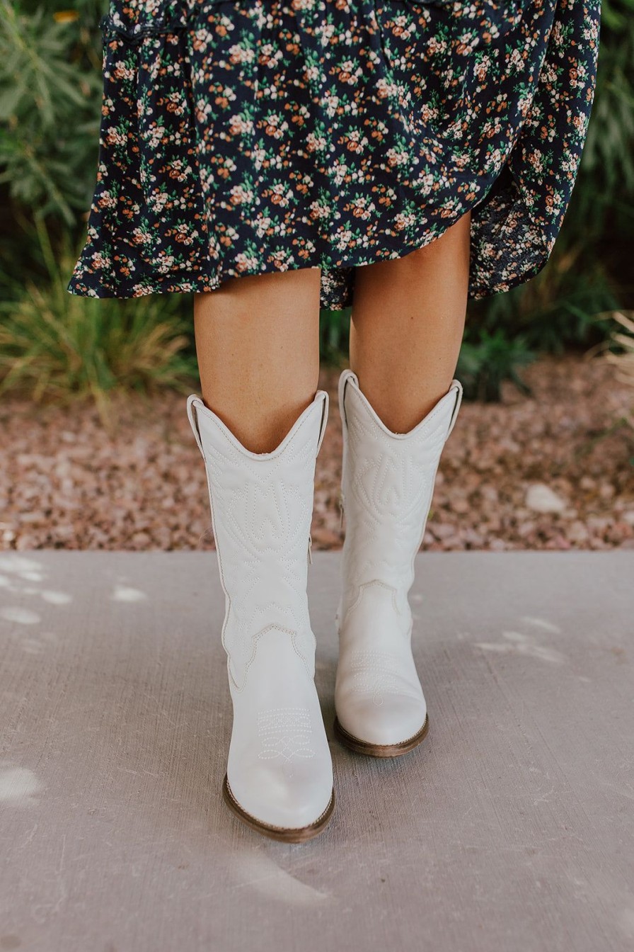 Women Pink Desert | The Hayward White Leather Boots By Steve Madden